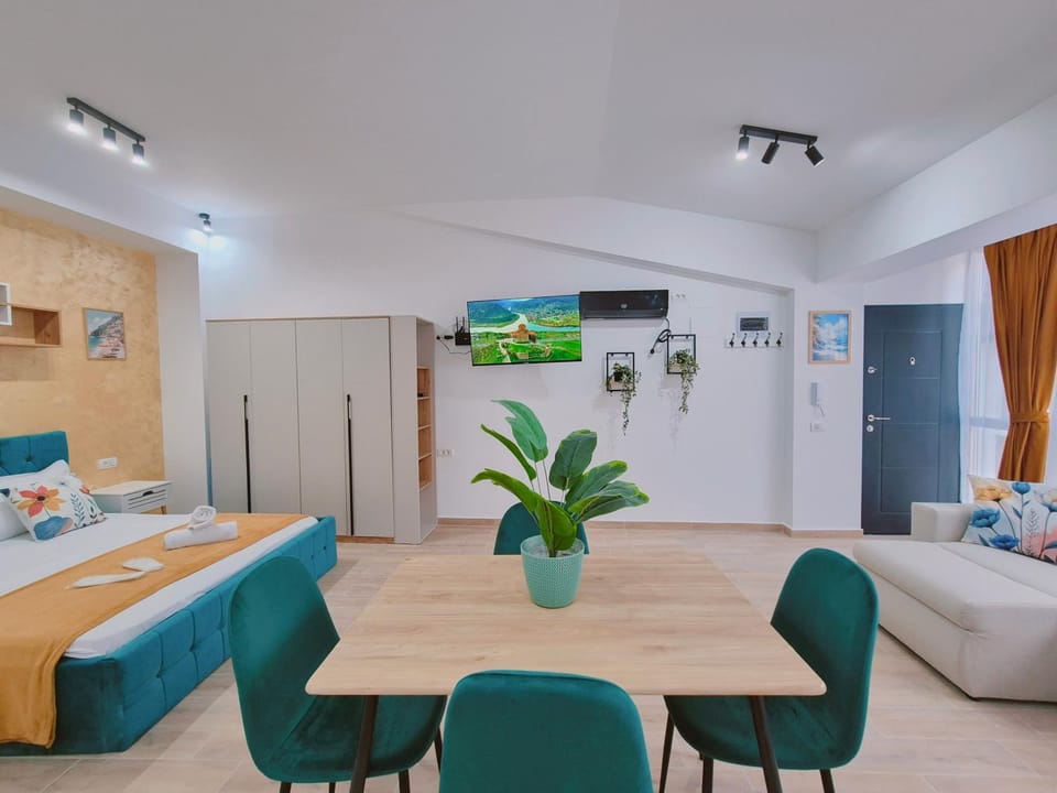 Bed, TV and multimedia, Kitchen or kitchenette, Living room, Photo of the whole room, Seating area, Dining area, Bedroom, oven, wardrobe