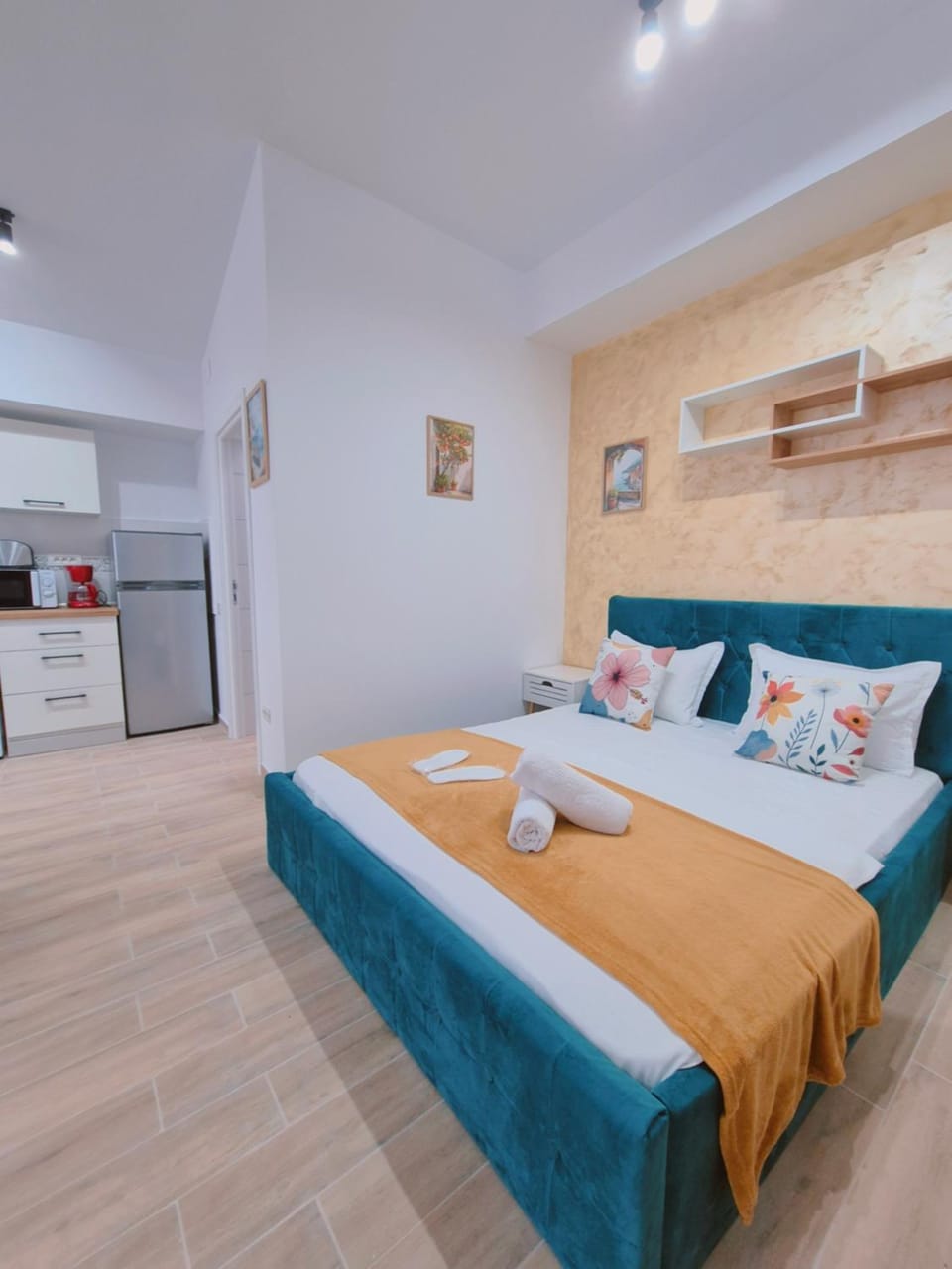 Bed, Kitchen or kitchenette, Photo of the whole room, Bedroom, towels