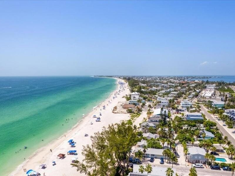 Outdoor Movies, Hot Tub, Fire Pit & Near AMI 7 miles away Villa in Bradenton