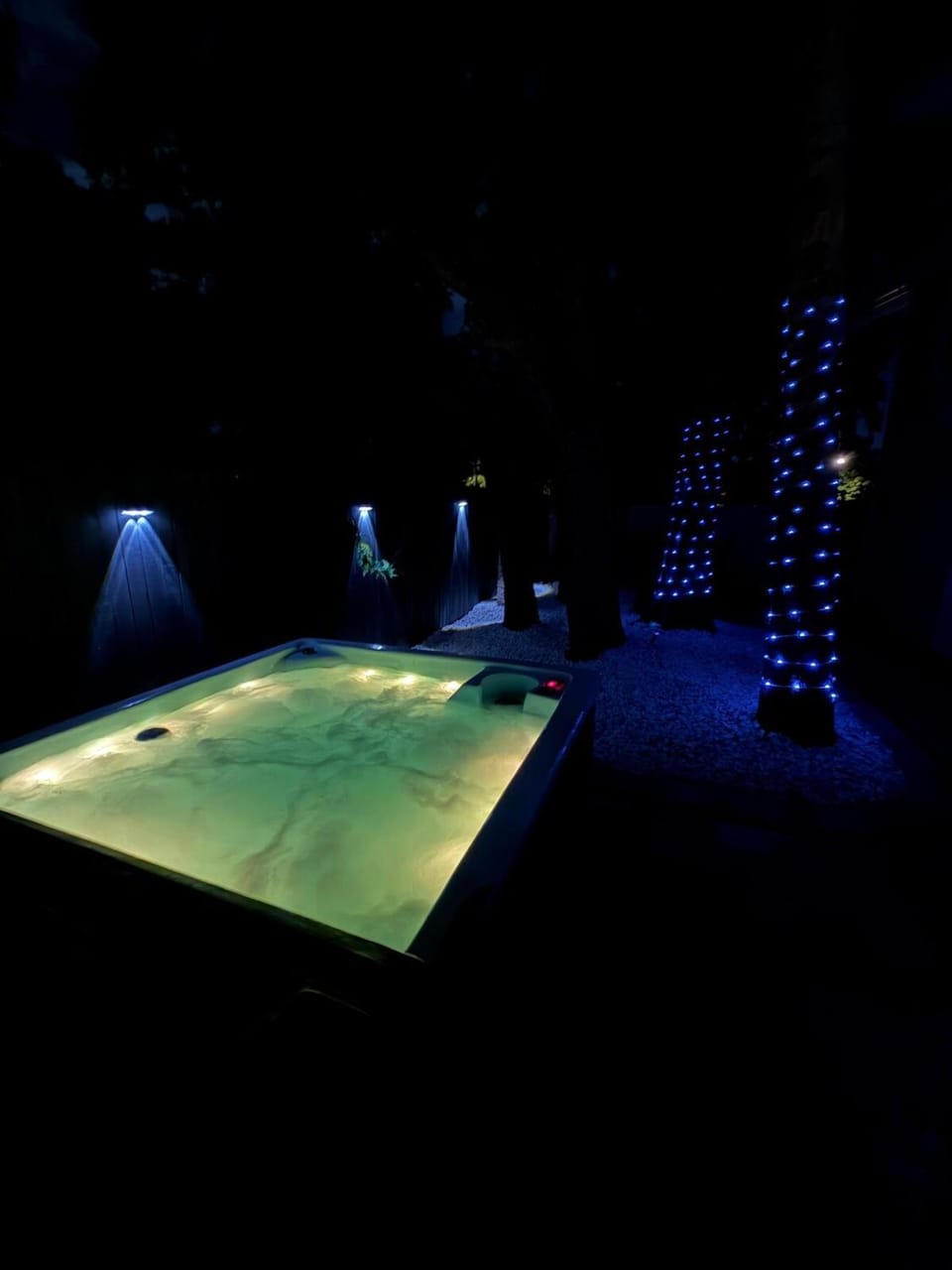 Outdoor Movies, Hot Tub, Fire Pit & Near AMI 7 miles away Villa in Bradenton