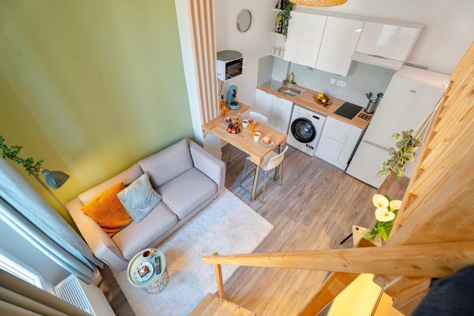 Kitchen or kitchenette, Living room, Seating area, Dining area, oven, washing machine