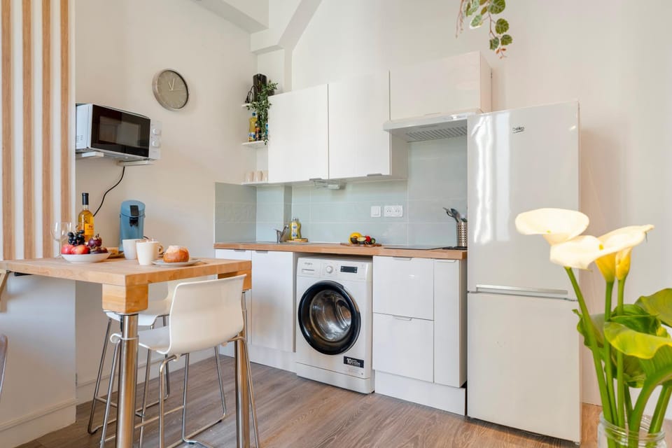 Kitchen or kitchenette, Dining area, washing machine
