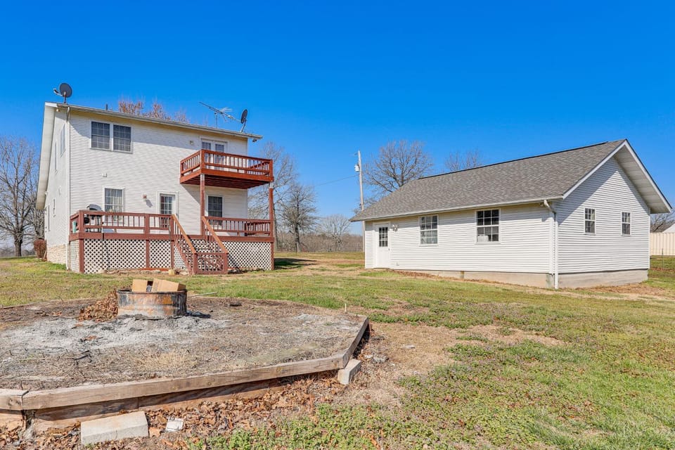 Unique Family Home on Working Ranch in Henderson! House in Norfork Lake