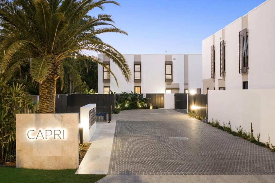 Surfers Paradise 3 Bedroom Luxury Villas with Garage Villa in Surfers Paradise