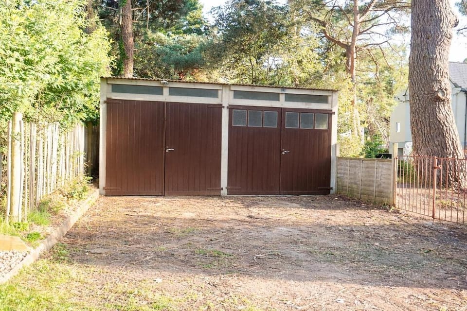 3 Bedroom Stunning Apartment, Sleeps 8, Central Sandbanks Peninsular, Huge Private Garden And Balcony 2 Private Parking Spaces, Perfect For Families And Contractors Apartment in Poole