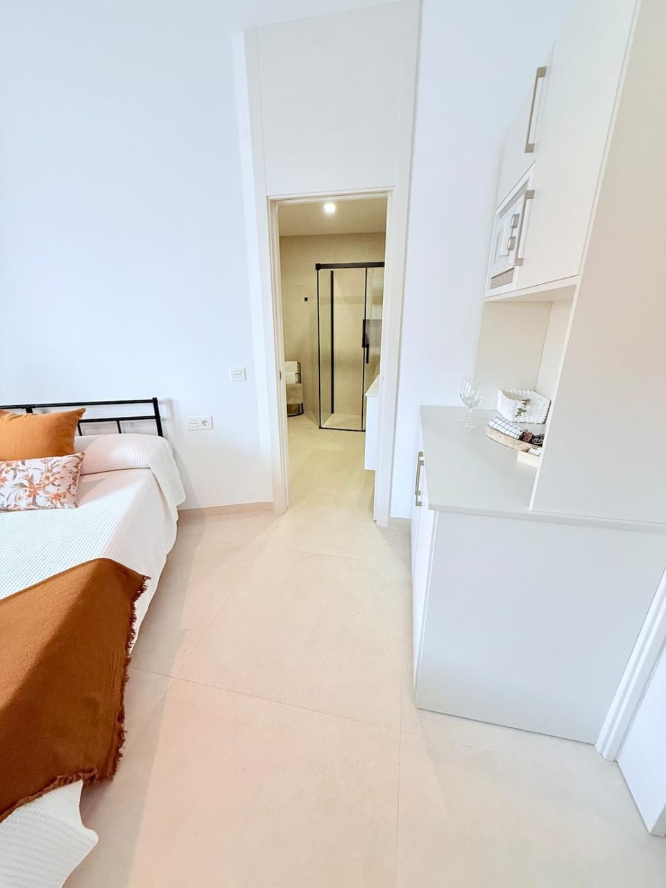Modern Ensuite Room in Instant House Central Nerja Apartment in Nerja
