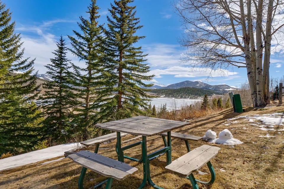 Steps to Lake Dillon & Main St! All-Season Escape House in Dillon