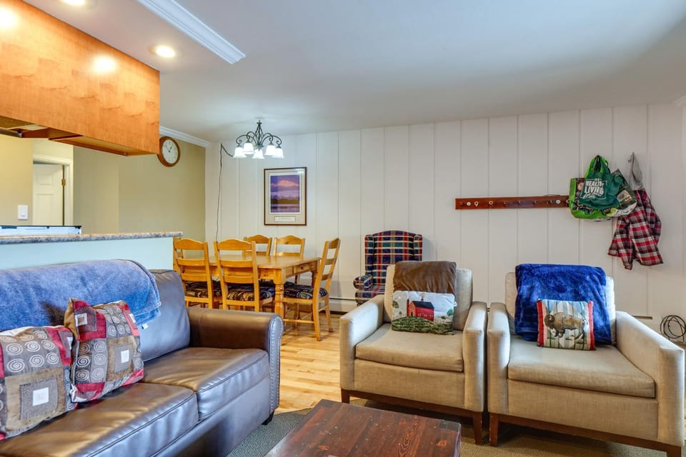 Steps to Lake Dillon & Main St! All-Season Escape House in Dillon