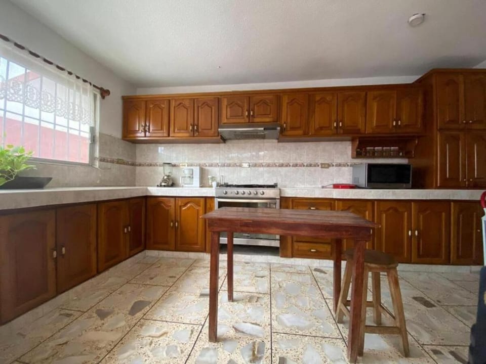 Kitchen or kitchenette, Dining area, microwave, oven