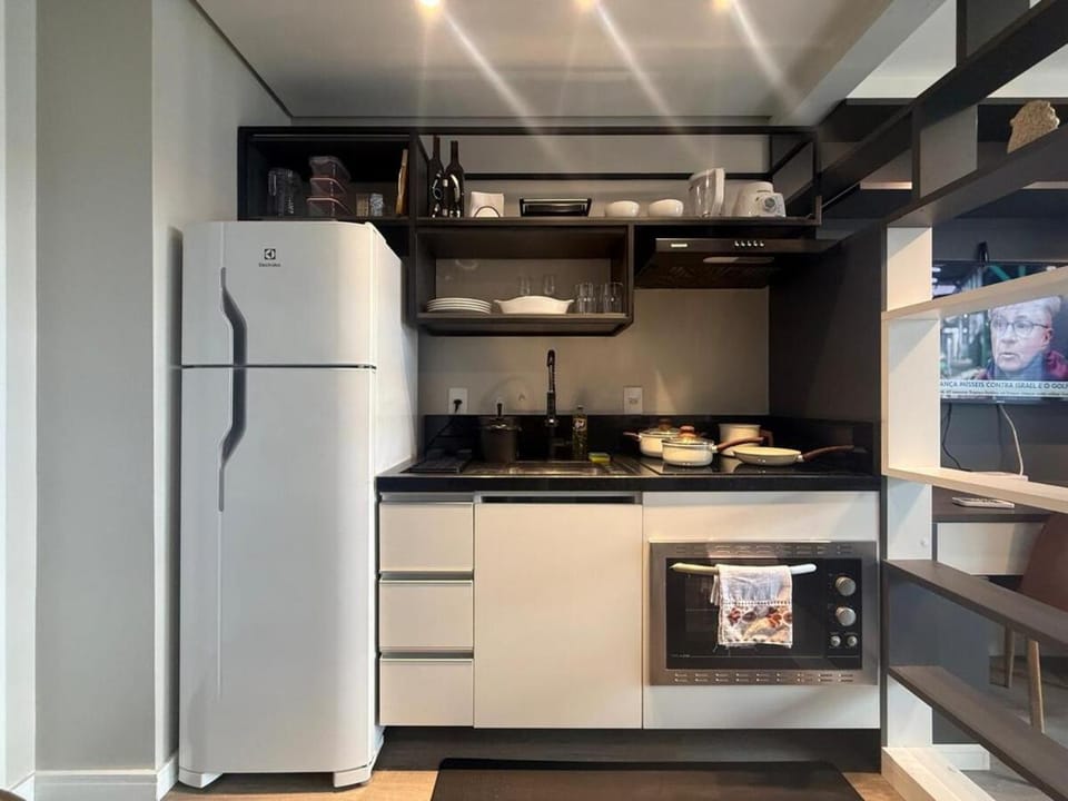 Kitchen or kitchenette, minibar, oven, stove