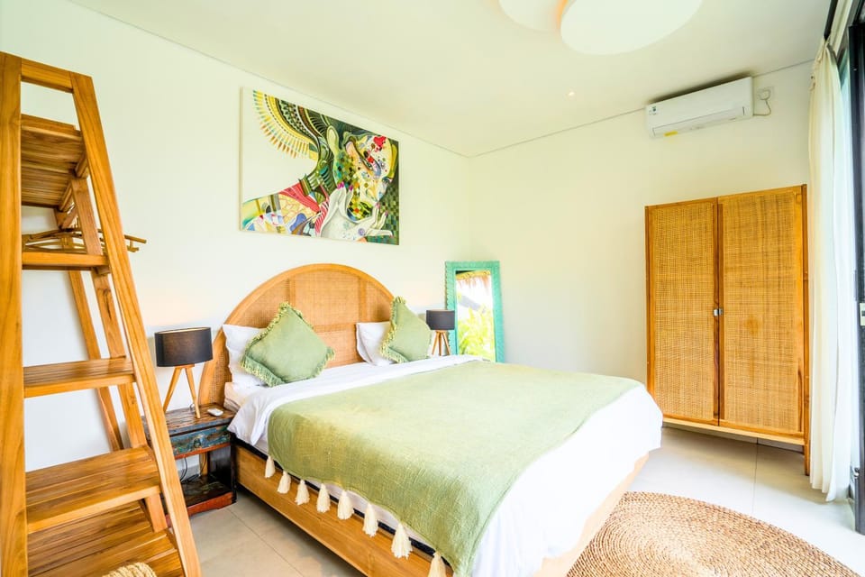 The Orange Sky - Stylish 3BR Pool Villa, Minutes to Canggu Villa in North Kuta