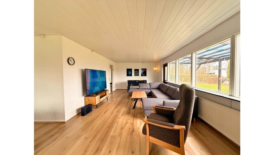 Communal lounge/ TV room, TV and multimedia, Living room, Seating area