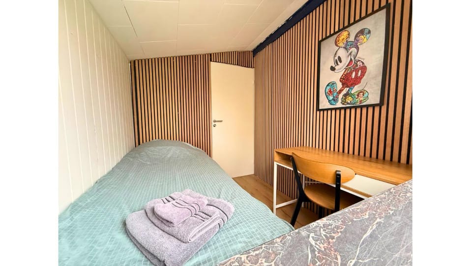 Bed, Photo of the whole room, Seating area, Bedroom, soundproof, towels