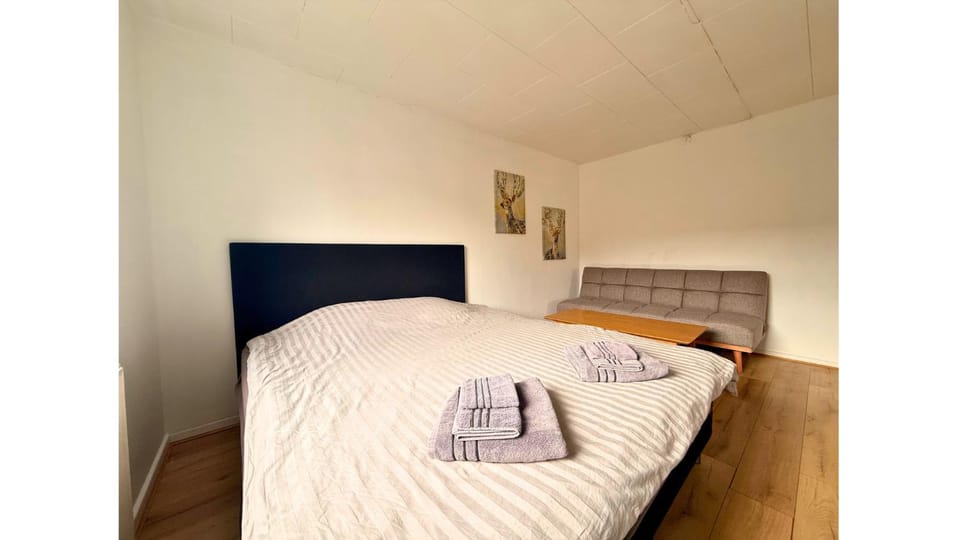 Bed, Photo of the whole room, Seating area, Bedroom, Family, towels, wardrobe