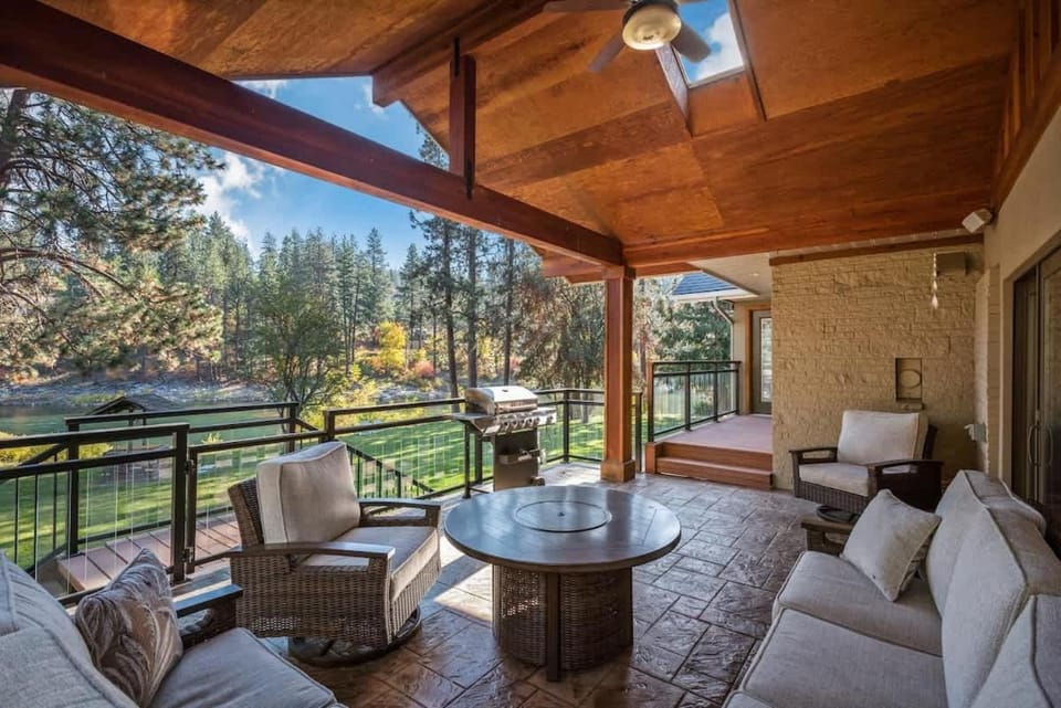 Private Riverfront Estate with Kayaks & Views House in Post Falls