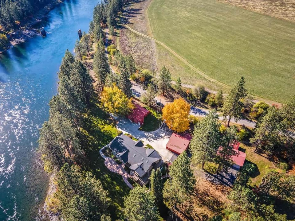 Private Riverfront Estate with Kayaks & Views House in Post Falls