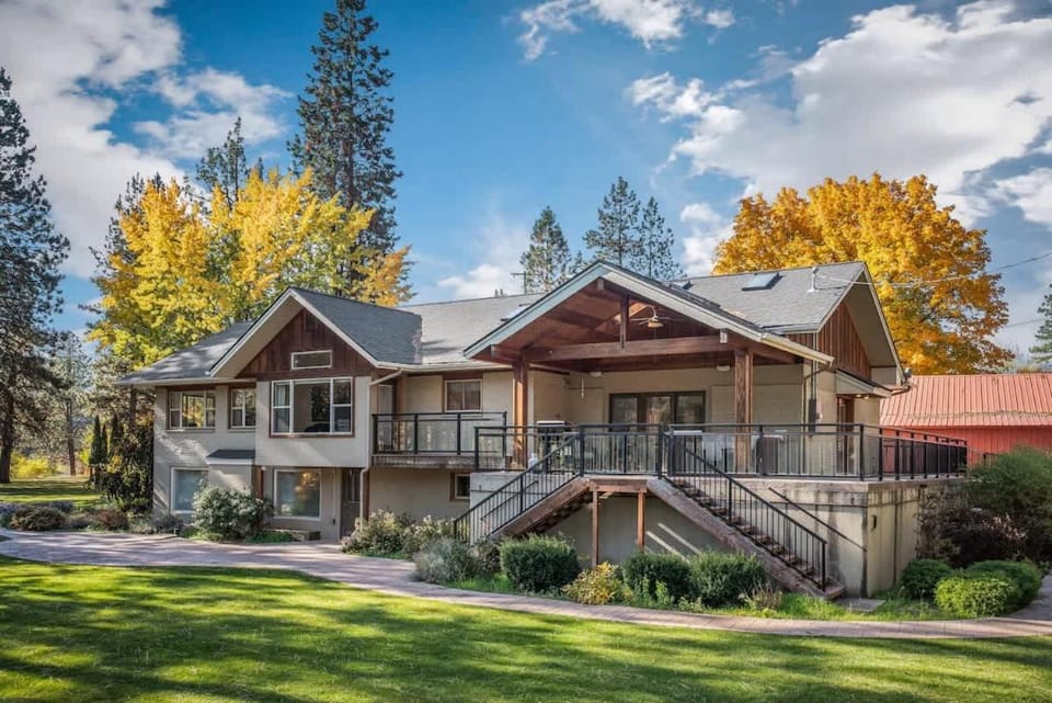 Private Riverfront Estate with Kayaks & Views House in Post Falls