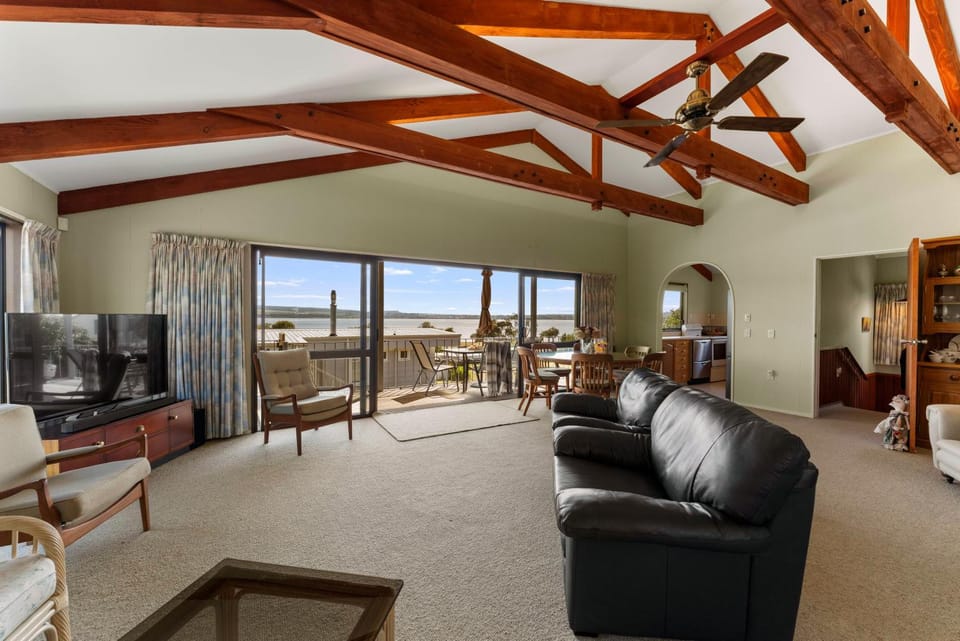 TV and multimedia, View (from property/room), Living room, Seating area, Dining area
