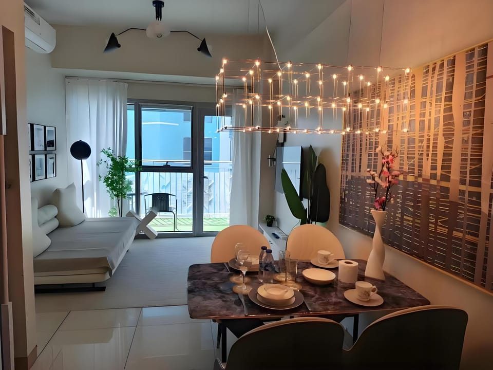 Bed, Living room, Photo of the whole room, Seating area, Dining area