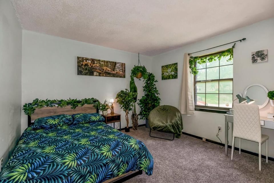 Entire half side of a duplex with 4 bedrooms and 2 bathrooms 5 minutes to stadiums House in Independence