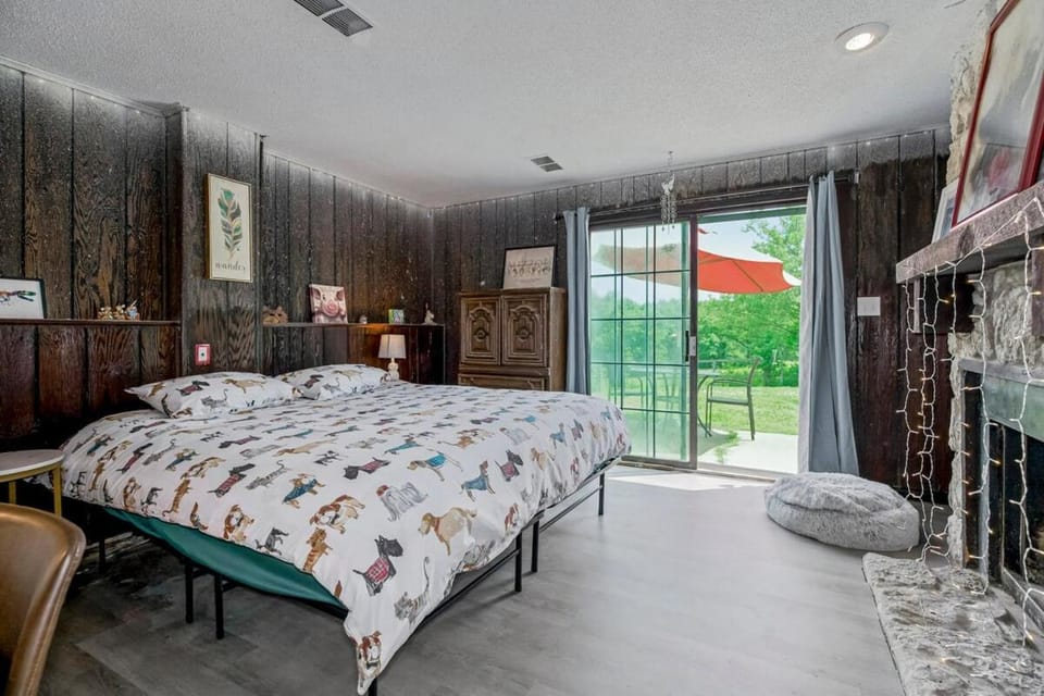 Entire half side of a duplex with 4 bedrooms and 2 bathrooms 5 minutes to stadiums House in Independence
