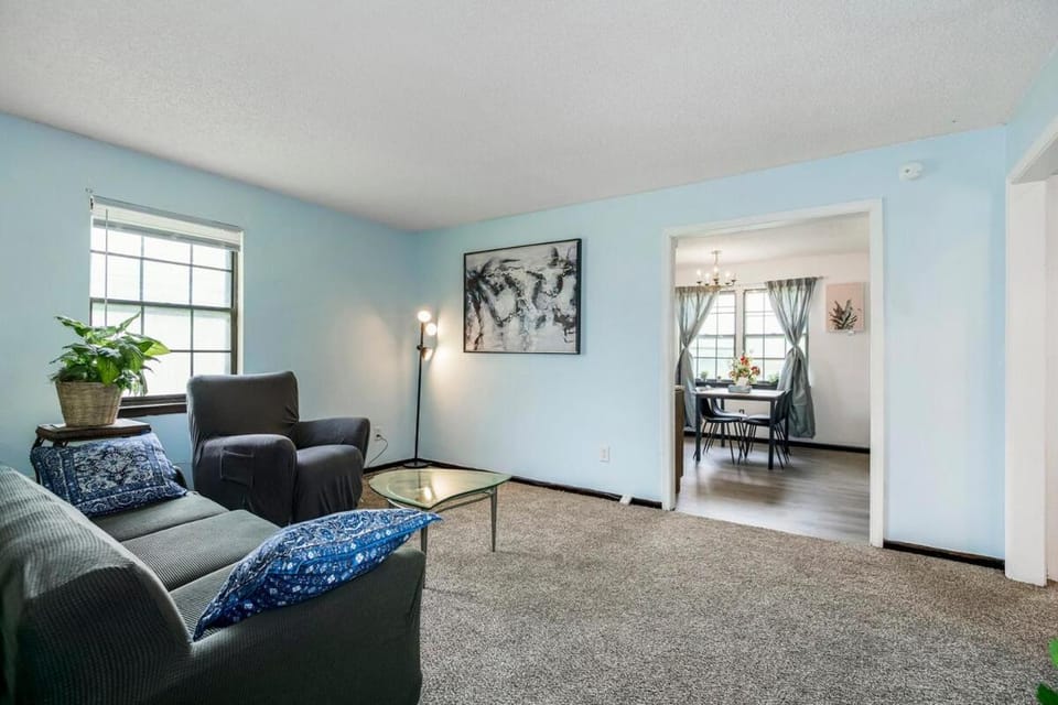 Entire half side of a duplex with 4 bedrooms and 2 bathrooms 5 minutes to stadiums House in Independence
