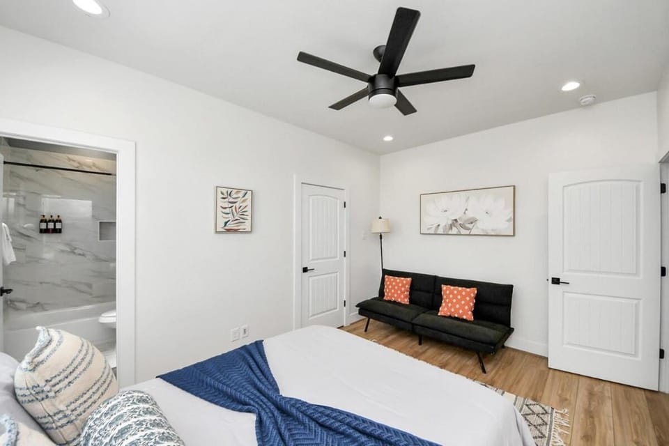 Luxury Game House w Rooftop, Downtown View, Arcade, NRG, Sleep 8 House in Houston