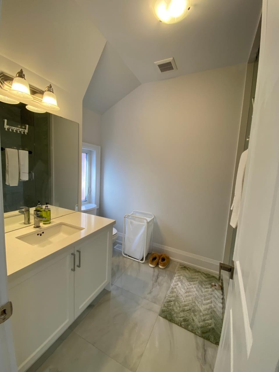 B-Queen bedroom near Yonge-Finch - Willowdale Grand Residence Bed and Breakfast in Toronto