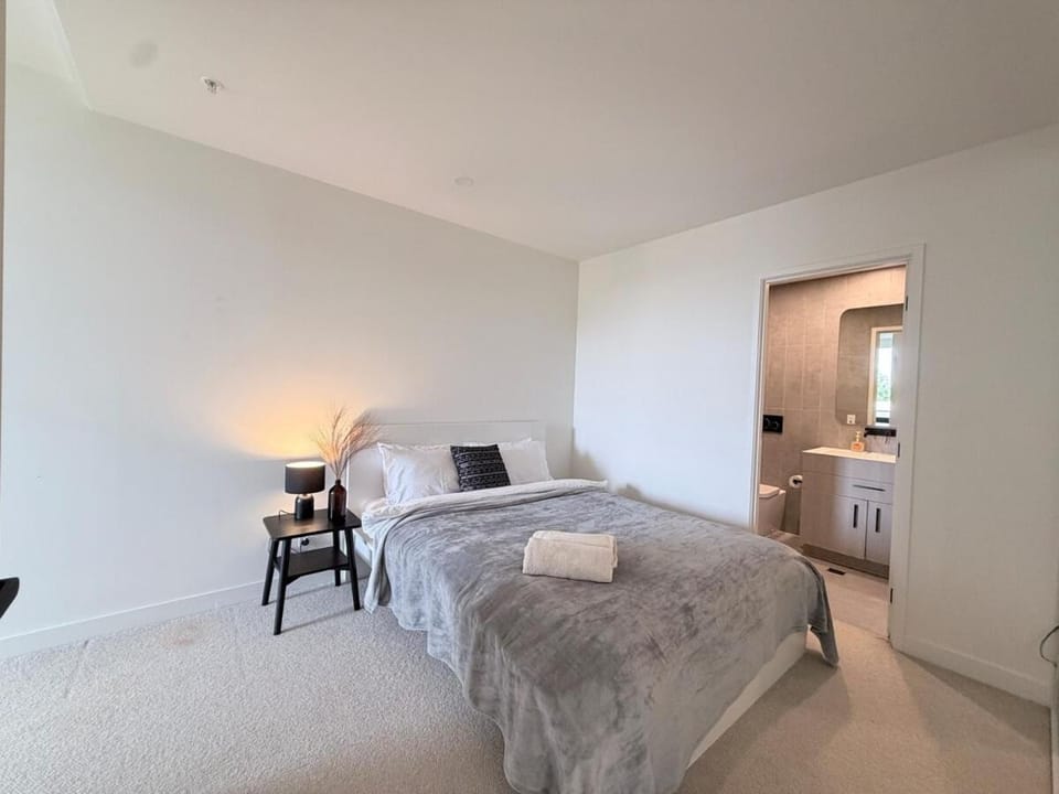 Resort Living at M-City, 2BR 2BA w Parking&Balcony M40 Apartment in City of Monash