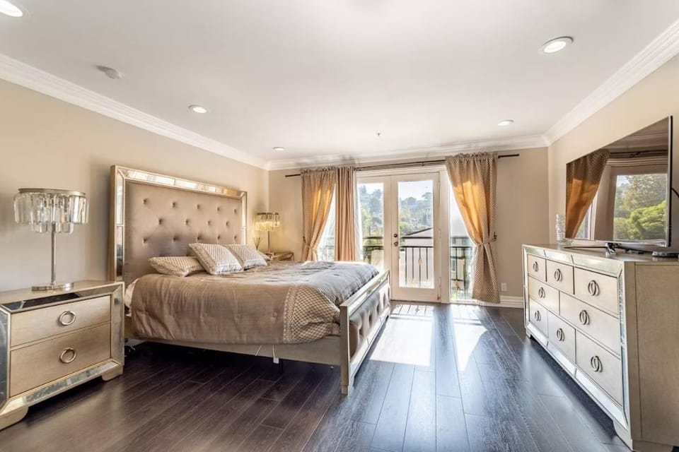 Luxury Hollywood Hills Retreat with Private Rooftop & Scenic City Views! House in Hollywood Hills