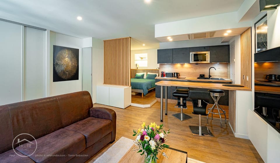 Kitchen or kitchenette, Living room, Photo of the whole room, stove, kitchen