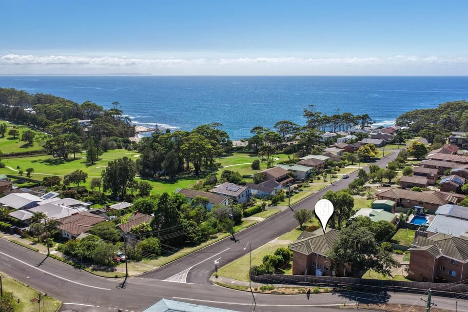 Property building, Nearby landmark, Day, Neighbourhood, Natural landscape, Bird's eye view, Sea view, Street view, Location