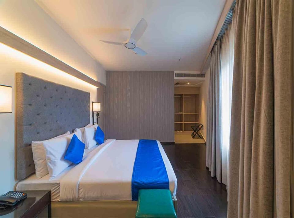 Bed, TV and multimedia, Photo of the whole room, Bedroom, fireplace, air conditioner