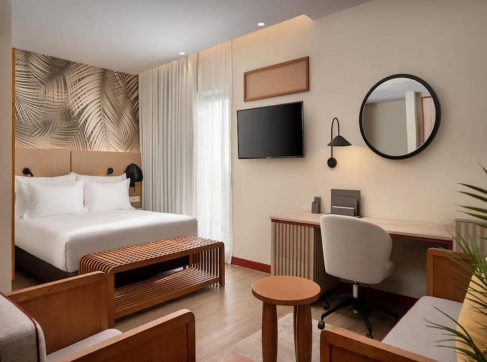 Bed, TV and multimedia, Living room, Photo of the whole room, Seating area, Bedroom, hair dresser