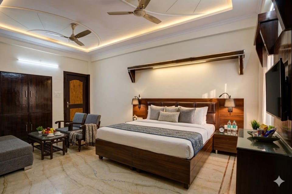 Bed, TV and multimedia, Photo of the whole room, Seating area, Bedroom, wardrobe, air conditioner
