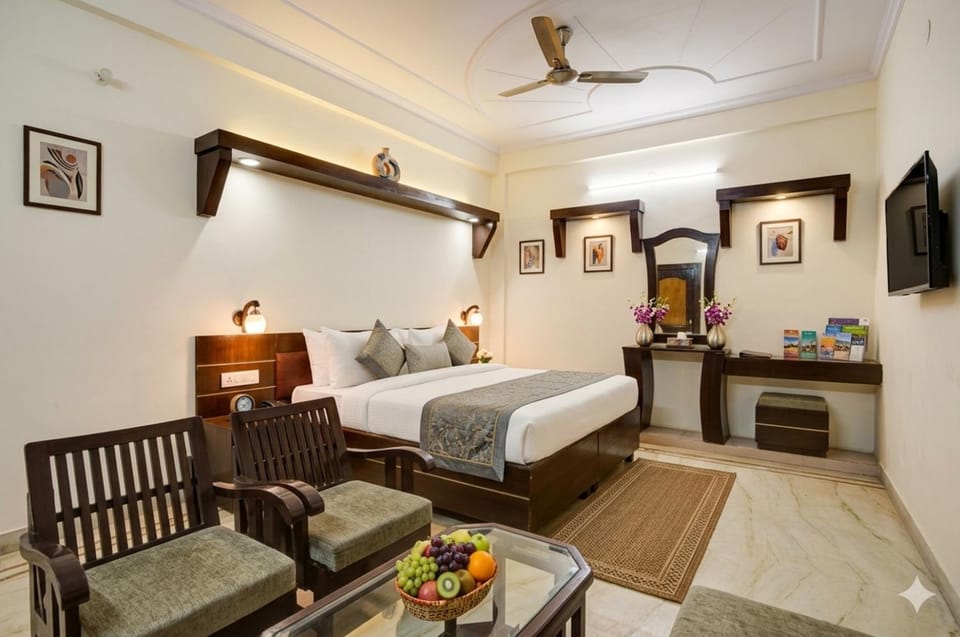 Bed, TV and multimedia, Living room, Photo of the whole room, Seating area, Bedroom