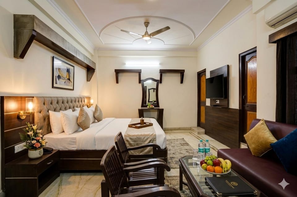 Bed, TV and multimedia, Food and drinks, Photo of the whole room, Seating area, Bedroom, towels, air conditioner