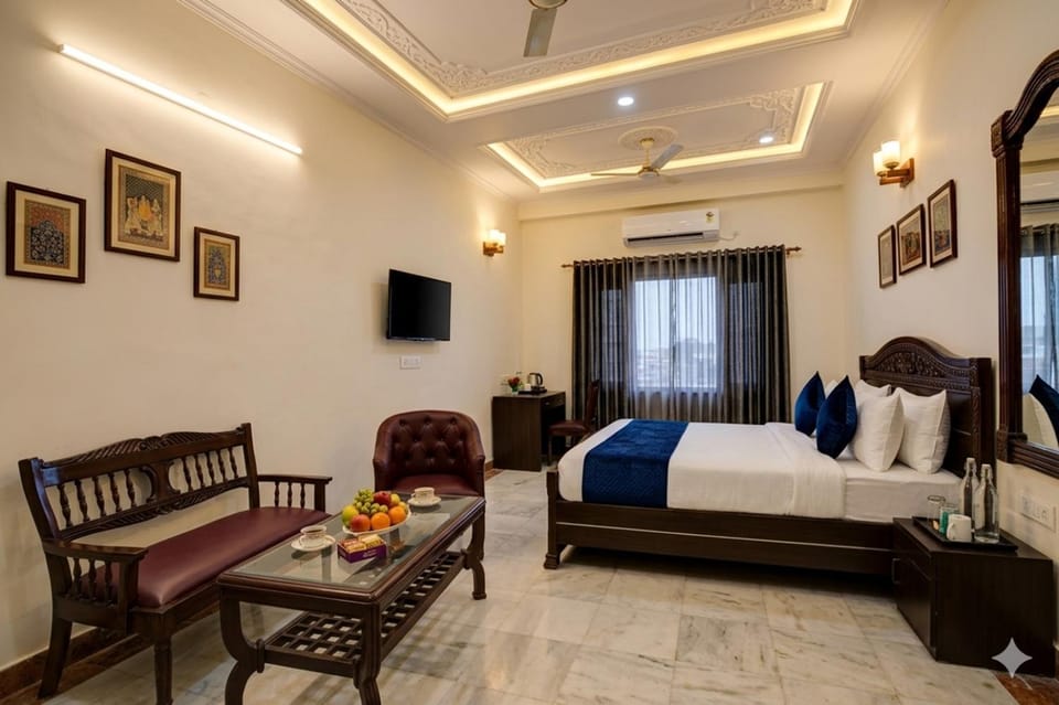 Bed, TV and multimedia, Photo of the whole room, Seating area, Bedroom