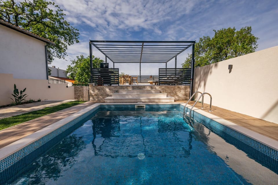 Day, Pool view, Swimming pool, sunbed