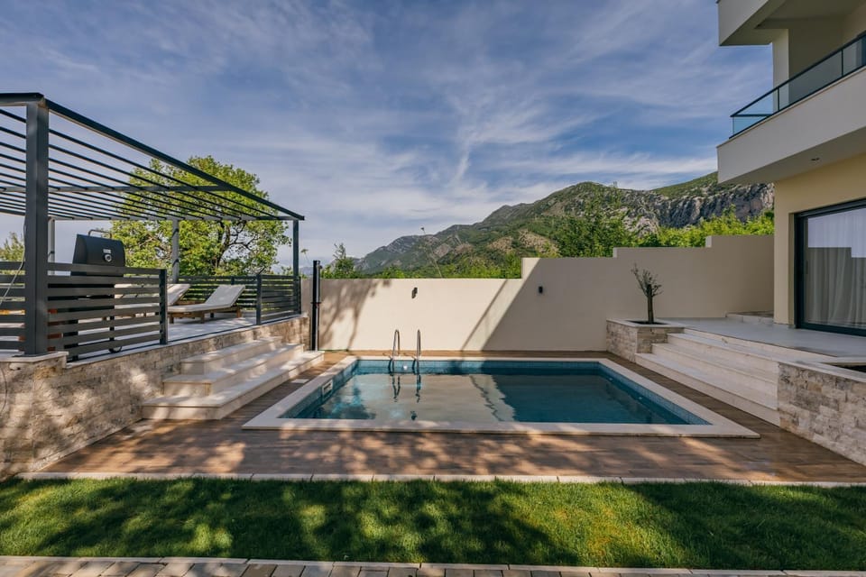 Property building, Day, Natural landscape, Mountain view, Pool view, Swimming pool, sunbed
