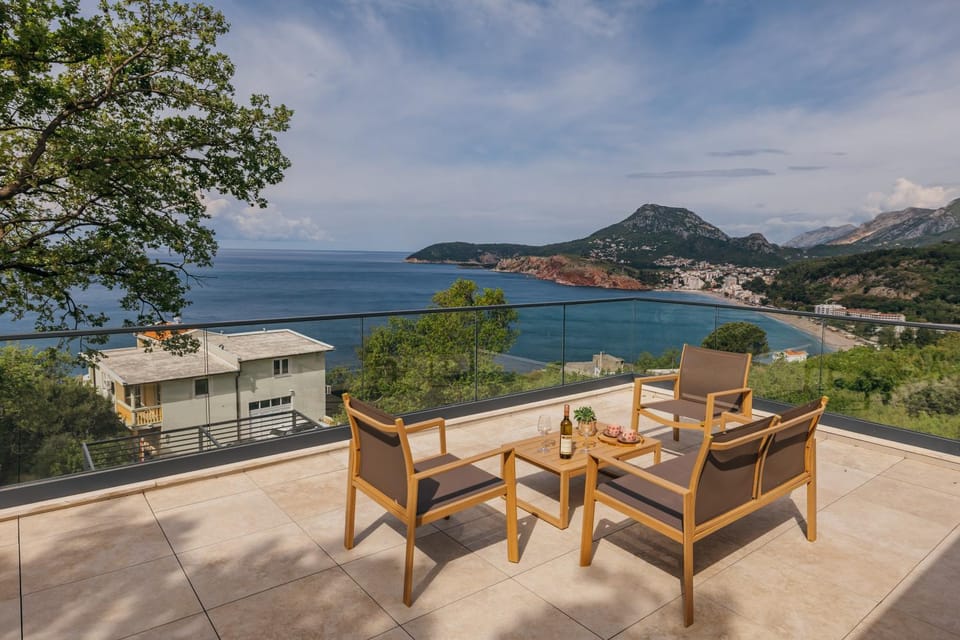 Nearby landmark, Day, Natural landscape, View (from property/room), Balcony/Terrace, Seating area, Dining area, Mountain view, Sea view