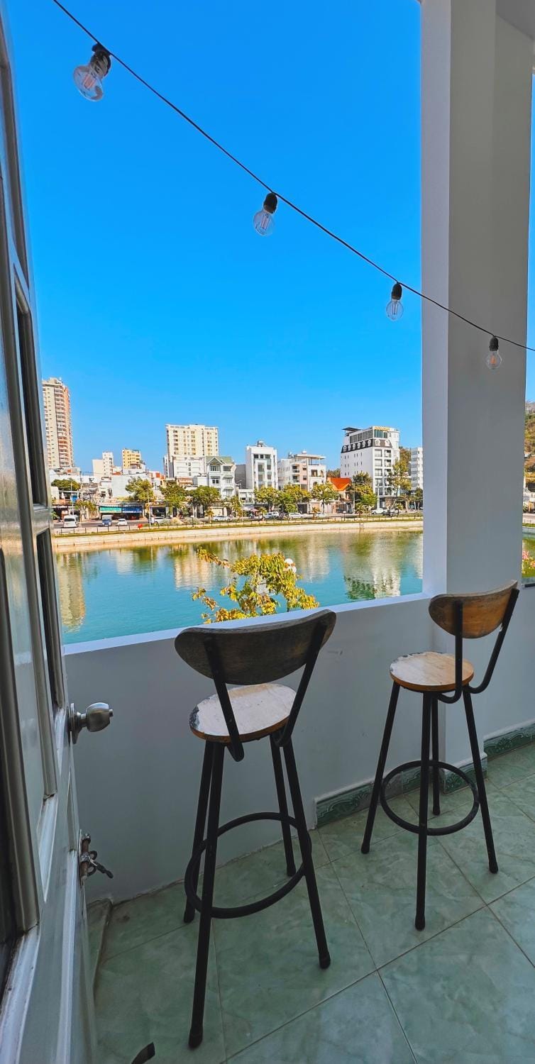 Patio, Day, Natural landscape, View (from property/room), Balcony/Terrace, Seating area, City view, Lake view, River view
