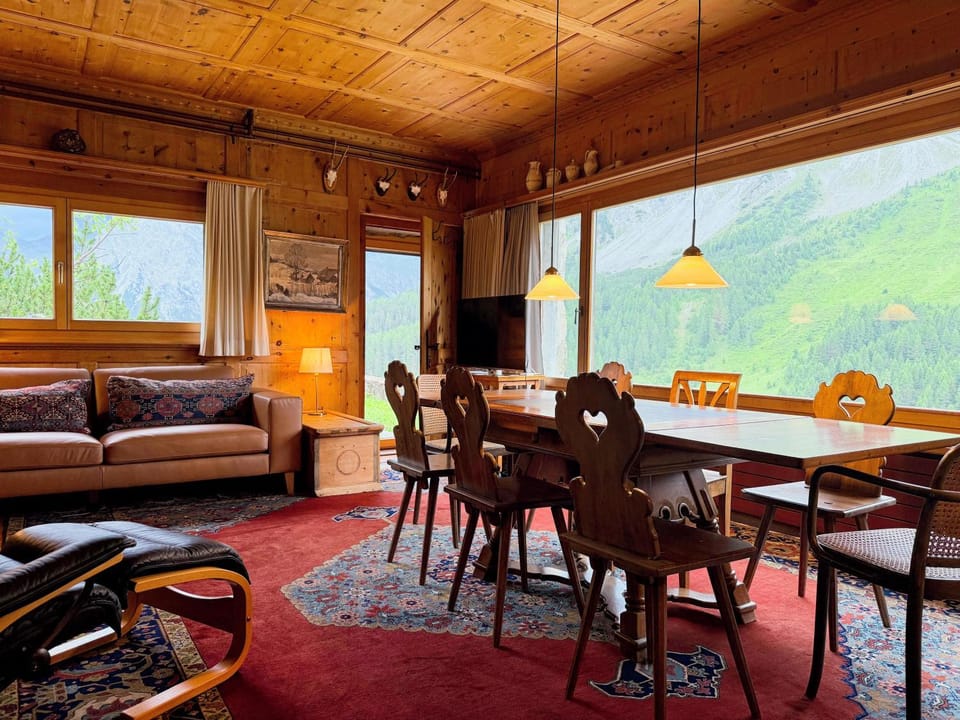 Communal lounge/ TV room, TV and multimedia, Living room, Seating area, Dining area, Mountain view