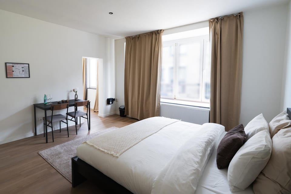 Bed, Photo of the whole room, Seating area, Dining area, Bedroom