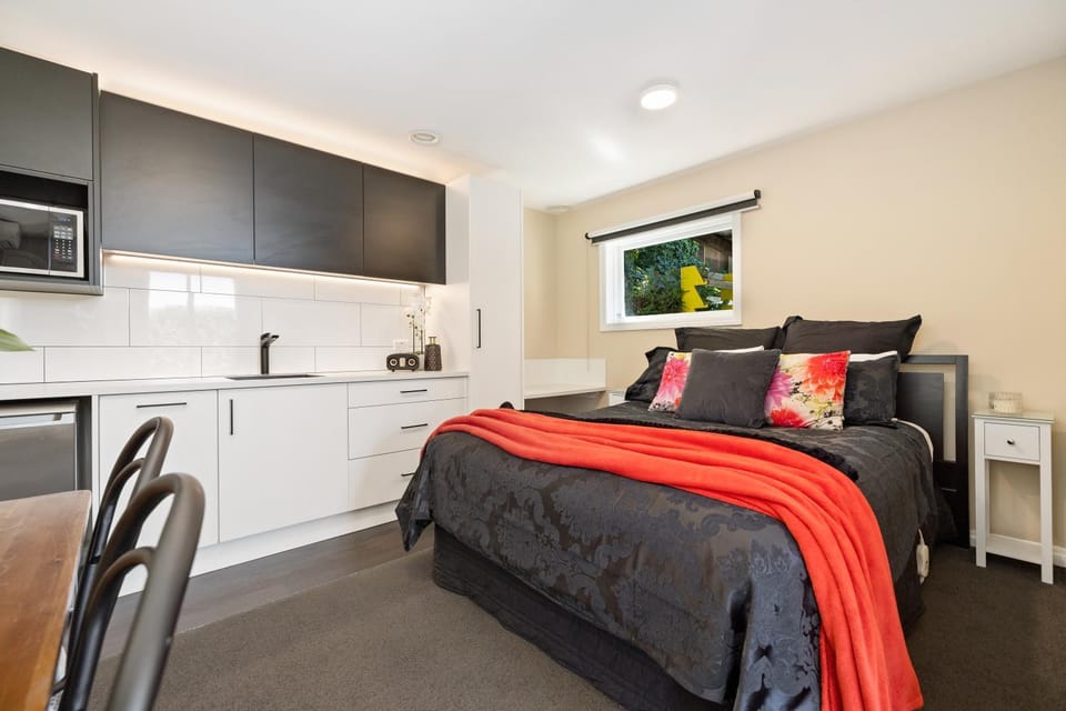 Kitchen or kitchenette, Bedroom