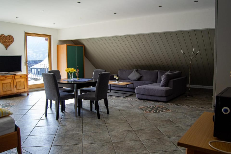 TV and multimedia, Living room, Seating area, Dining area