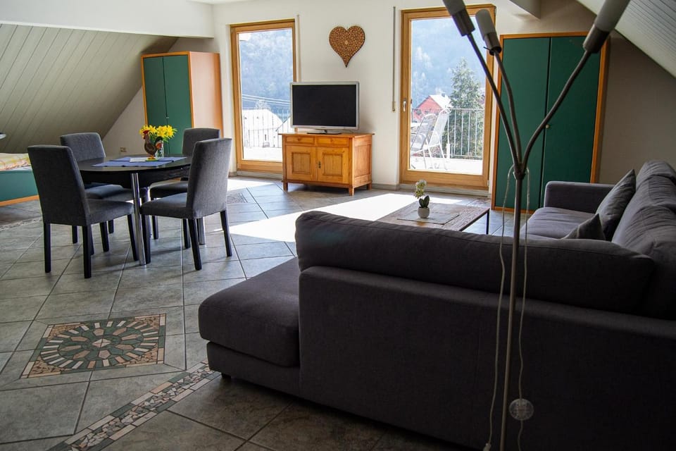 TV and multimedia, Living room, Seating area, Dining area