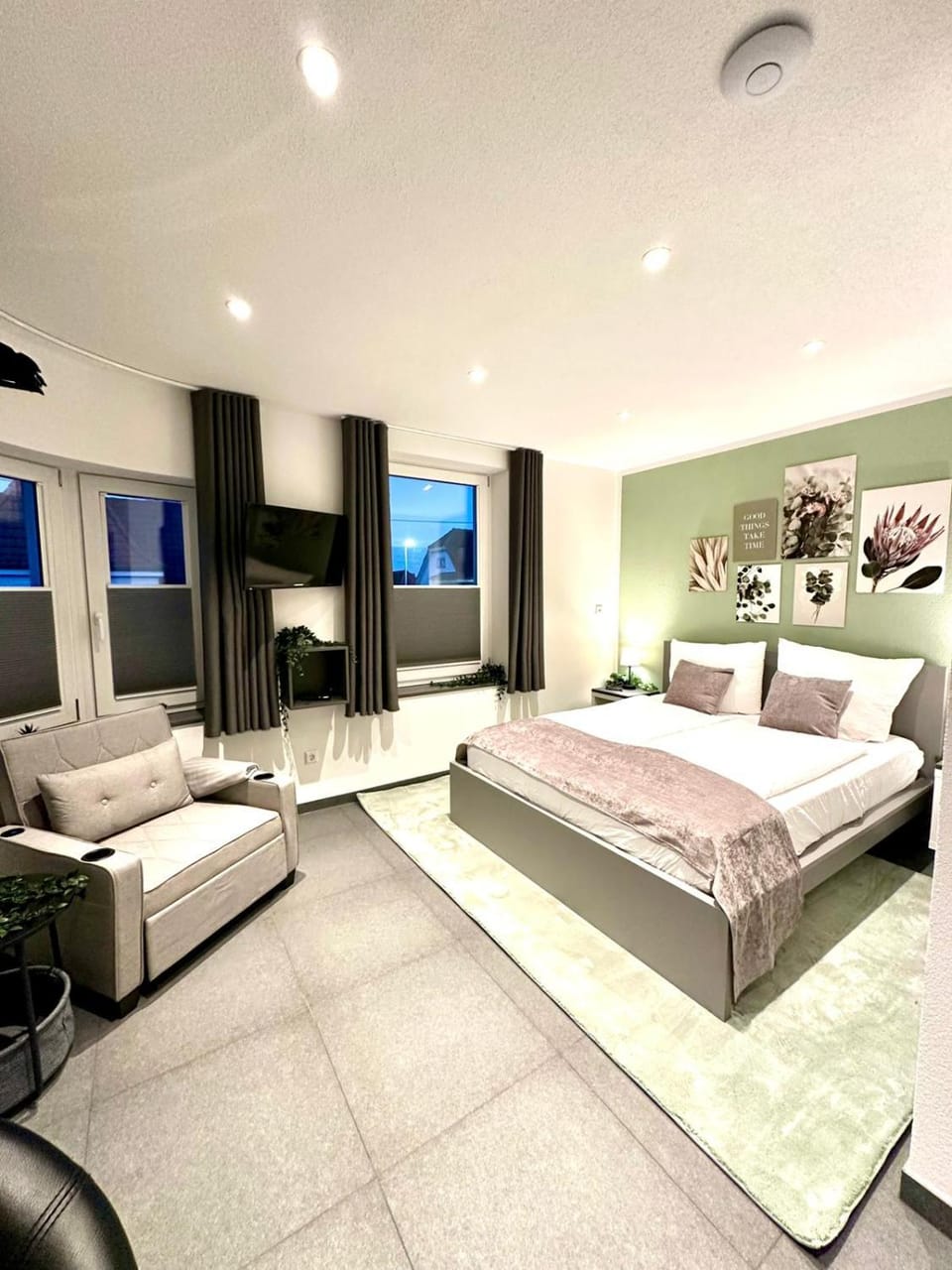 Bed, TV and multimedia, Living room, Seating area, Bedroom, towels