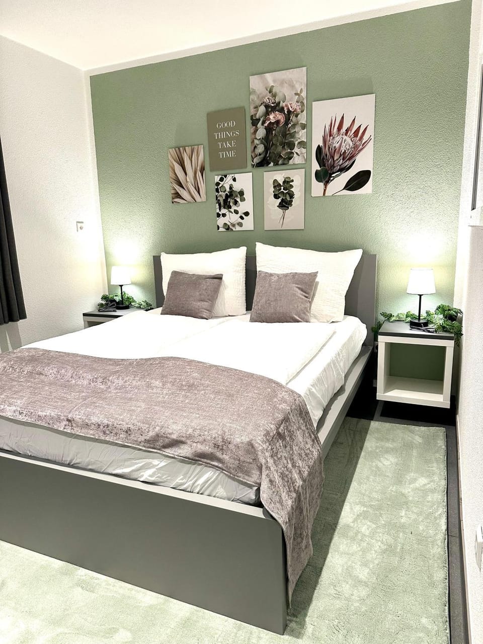 Bed, Photo of the whole room, Bedroom