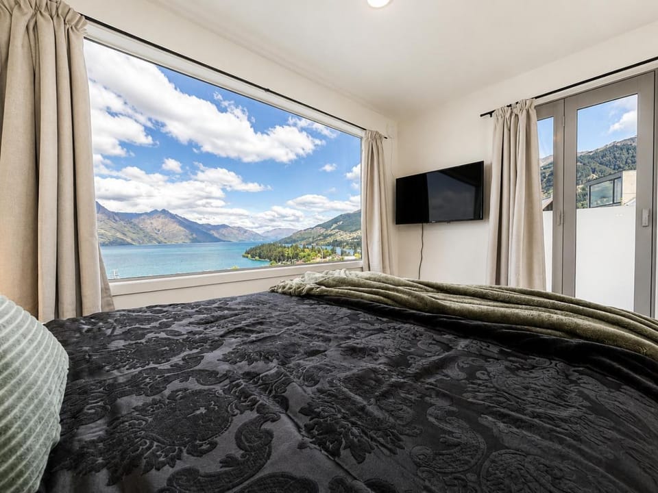 Bed, View (from property/room), View (from property/room), Bedroom, Lake view, Lake view, Mountain view, Mountain view
